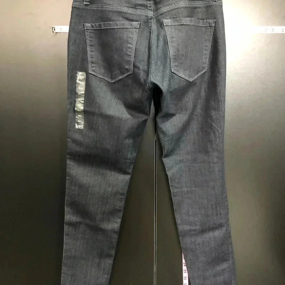 LOFT Curvy Skinny Sits low on waist, 5 pocket, belt loop jeans, black - Picture 3 of 9